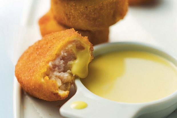 Куриные наггетсы по-домашнему с соусом гауда