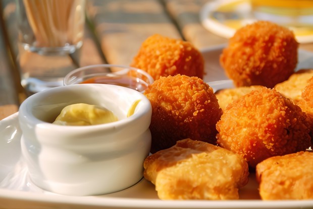 Куриные наггетсы с медово-горчичным соусом