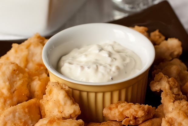 Куриные наггетсы с соусом из сливочного сыра