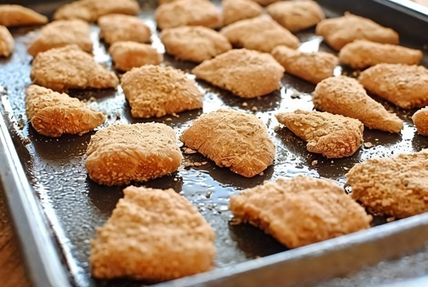 Куриные наггетсы в картофельных чипсах, запеченные в духовке