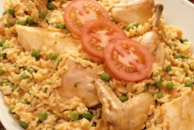 Куриные ножки с шафраном, рисом и зеленым горошком