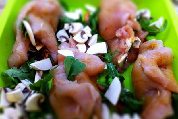 Куриные рулеты с вялеными томатами, спаржей и рукколой