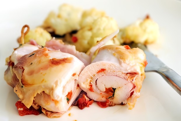 Куриные рулеты с жареными перцами, прошутто и моцареллой