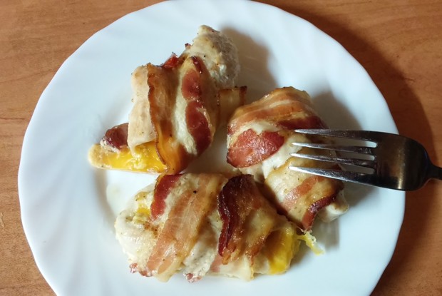 Куриные рулетики в беконе с сыром