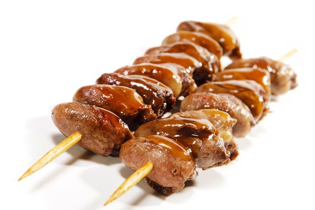 Куриные сердца и печень на шпажках