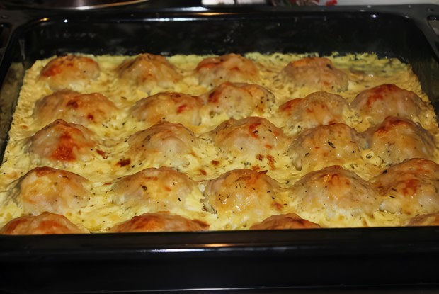 Куриные шарики с картофелем под сметаной с сыром
