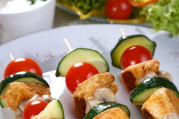 Куриные шашлыки с грибами и черри