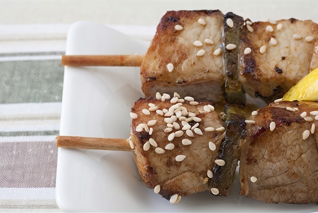 Куриные шашлыки с кунжутом, соевым соусом и лаймом