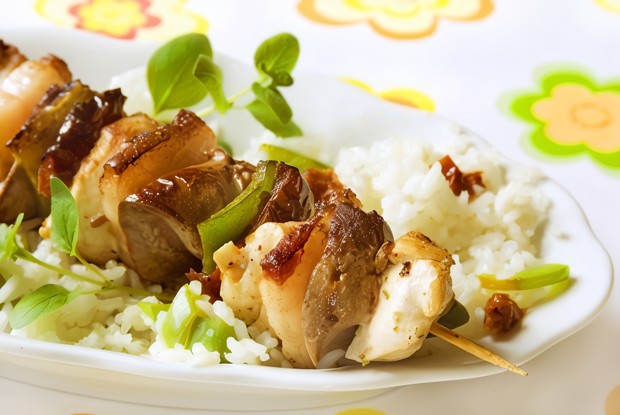 Куриные шашлыки с салатом из кускуса и огурцов