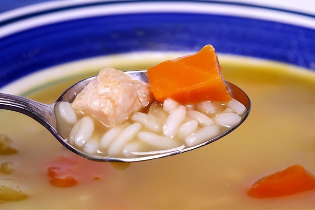 Куриный бульон с рисом и зеленью