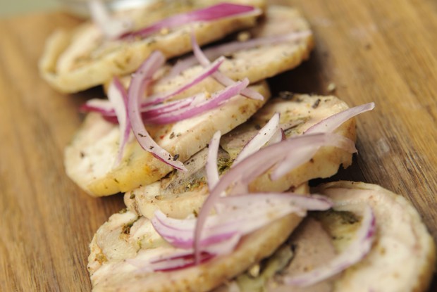 Куриный рулет, фаршированный печенью кролика, сулугуни и болгарским перцем