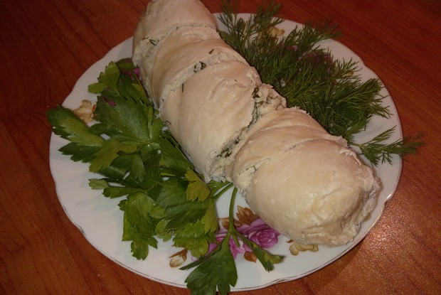 Куриный рулет с брынзой и зеленью