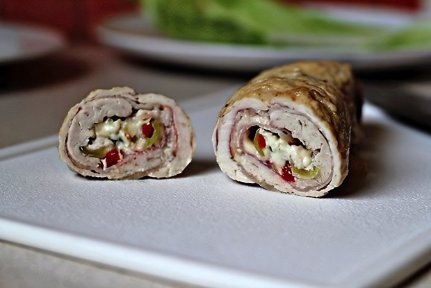 Куриный рулет с начинкой из сыра, бекона и перца