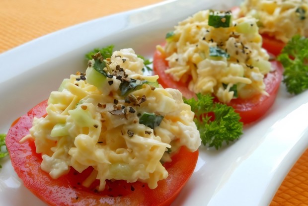 Куриный салат на помидорах