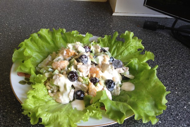 Куриный салат с авокадо и виноградом