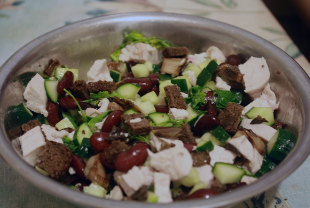 Куриный салат с фасолью и грибами