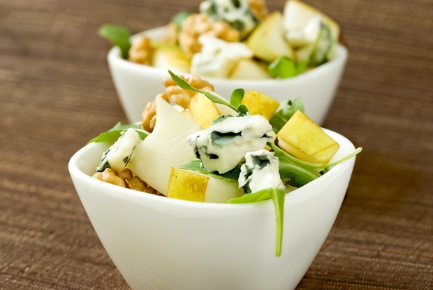 Куриный салат с горгонзолой, печеной грушей и грецкими орехами