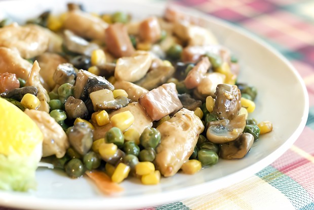 Куриный салат с грибами и зеленым горошком