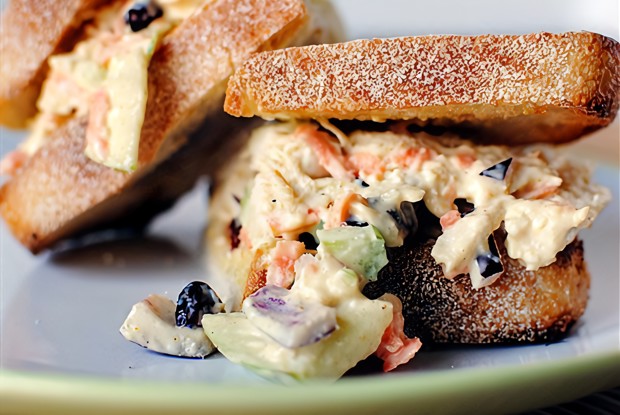 Куриный салат с карри и клюквой