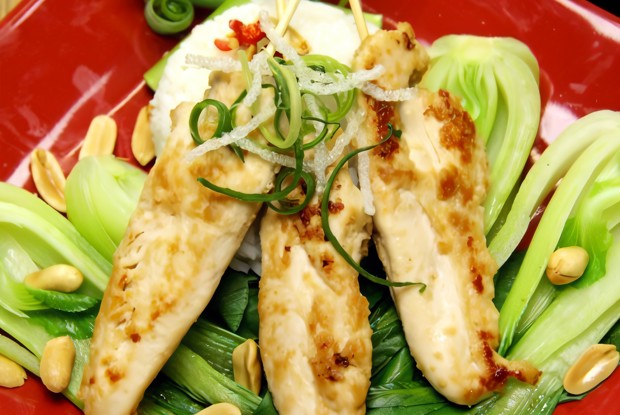 Куриный салат с кедровыми орехами и черносливом