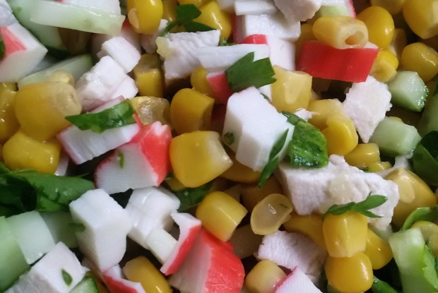 Куриный салат с крабовыми палочками и кукурузой