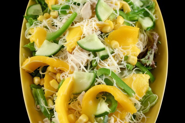 Куриный салат с манго, огурцом, красным перцем и медово-горчичной заправкой