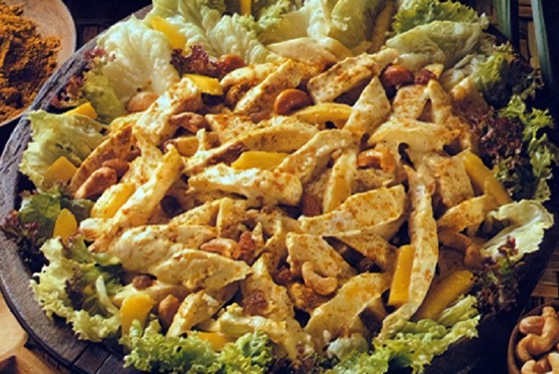 Куриный салат с манго