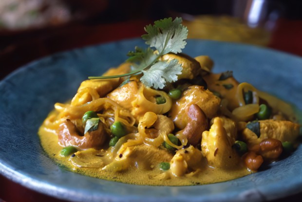 Куриный салат с миндалем и кинзой