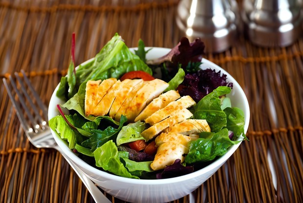 Куриный салат с молодым укропом и йогуртовой заправкой