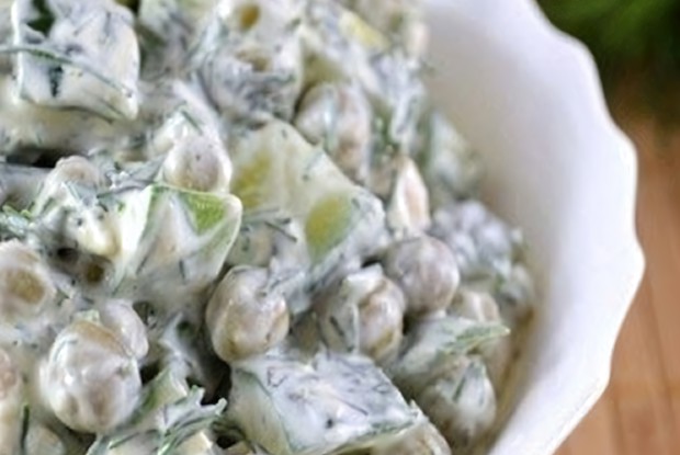 Куриный салат с огурцами и горошком
