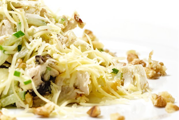 Куриный салат с орехами