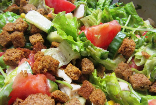 Куриный салат с овощами и сухариками