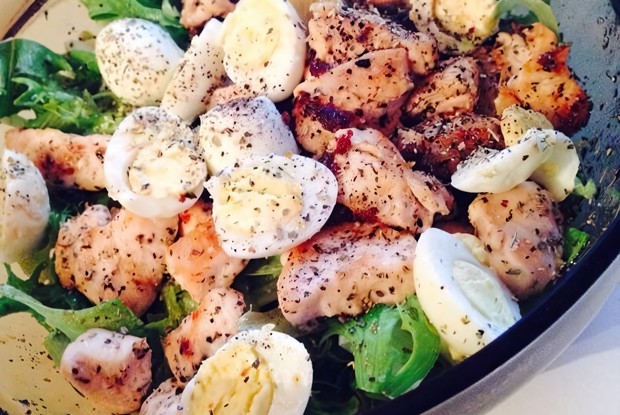 Куриный салат с перепелиными яйцами и эстрагоном