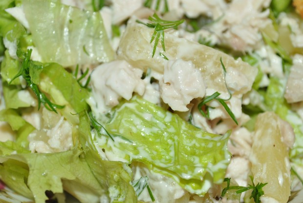 Куриный салат с разноцветными перцами и ананасом