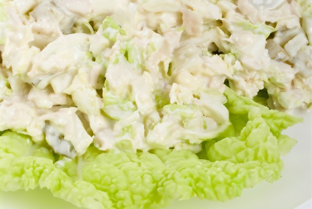 Куриный салат с соусом шхыущипс