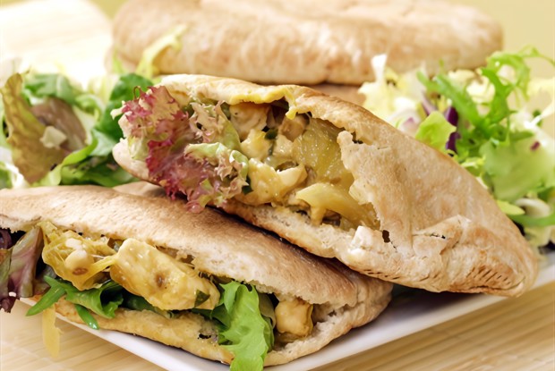 Куриный салат с виноградом и кешью в пите