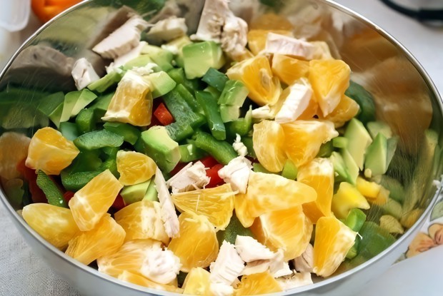 Куриный салат со сладким перцем и авокадо