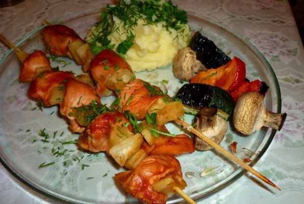 Куриный шашлык по-домашнему с грибами и ананасами