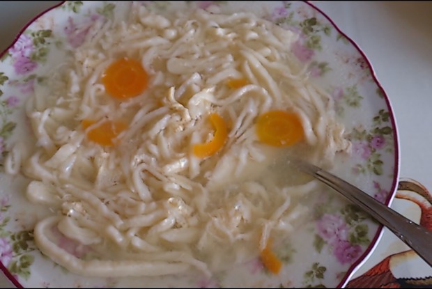 Куриный суп из бедрышек с домашней лапшой