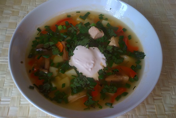 Куриный суп с грибами, красным перцем и кукурузой