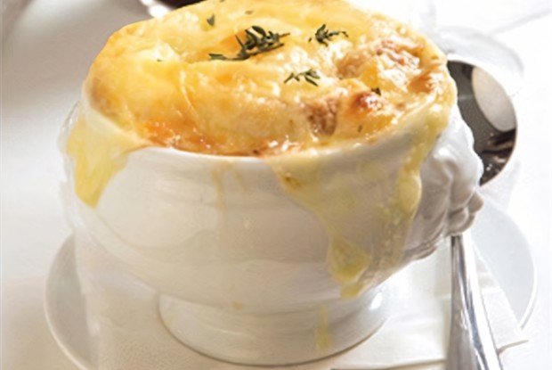 Куриный жюльен с грибами и твердым сыром