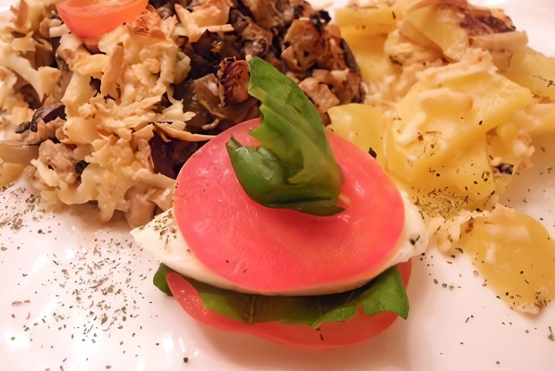 Куриный жюльен в портобелло с запеченным картофелем и капрезе