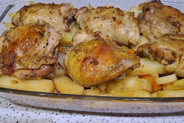 Куриное бедро с картофелем в духовке