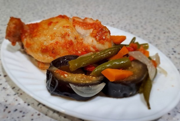 Куриное бедро с овощами в духовке