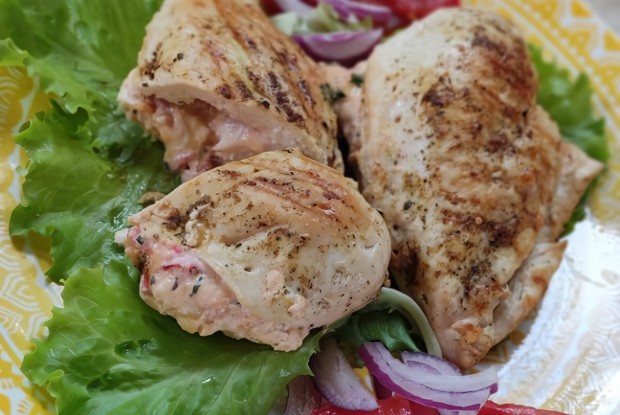 Куриное филе гриль с базиликом и помидором