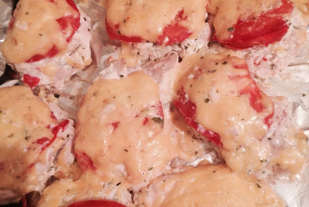 Куриное филе под сыром с помидорами