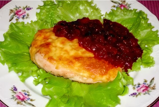 Куриное филе с брусничным соусом