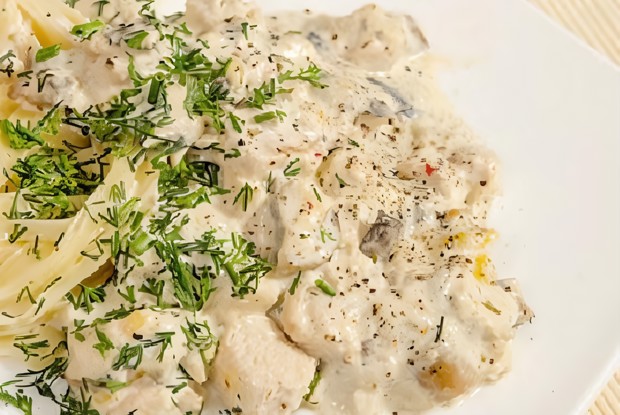 Куриное филе с грибами в сырно-сливочном соусе