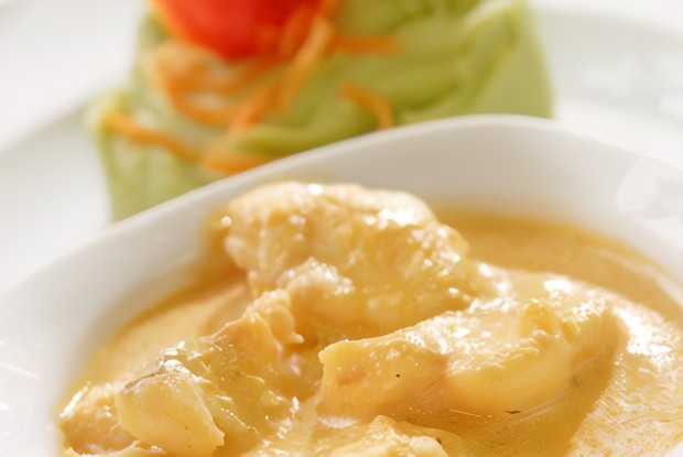 Куриное филе с яблочным соусом и пастернаком