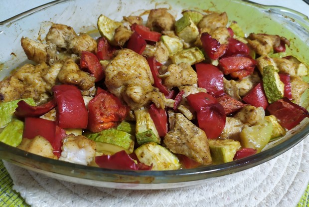 Куриное филе с помидором и кабачком